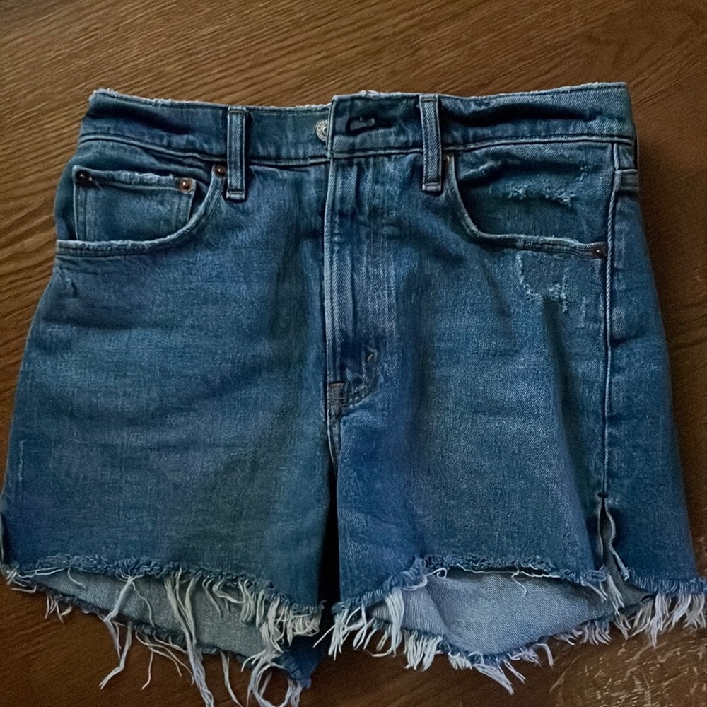 Like new Abercrombie & Fitch 4” mom short high rise